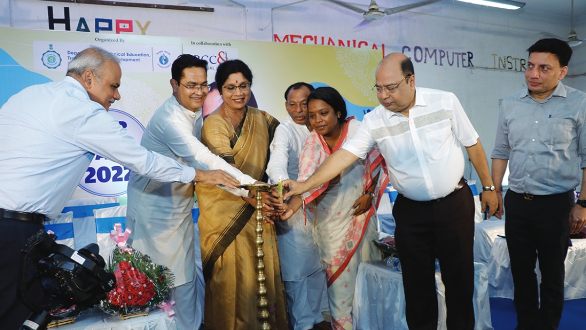Inaugural lamp lighting (from L−R) Dr. Krishna Gupta, IAS, Principal Secretary, Dept. of TET&SD, WB Govt.; Dr. Humayun Kabir, Hon’ble Minister−of−State (IC), Dept. of TET&SD, GoWB; Dr. Shashi Panja, Hon’ble Minister−In−Charge, Self Help Group and Self Employment, Women and Child Development and Social Welfare, GoWB; Shri Akhil Giri, Hon’ble Minister−of−State (IC), Department of Fisheries, GoWB; Smt. Birbaha HANSDA, Minister of State for Forest and Minister of State for Consumer Affairs, GoWB ; Mr. Subrata Dutta, Chairperson, Skill Development Committee of The Bengal Chamber; and Mr. Tanmoy Banerjee, Co−Chairman, Skill Development Committee, Director RT Network Solutions Pvt. Ltd.