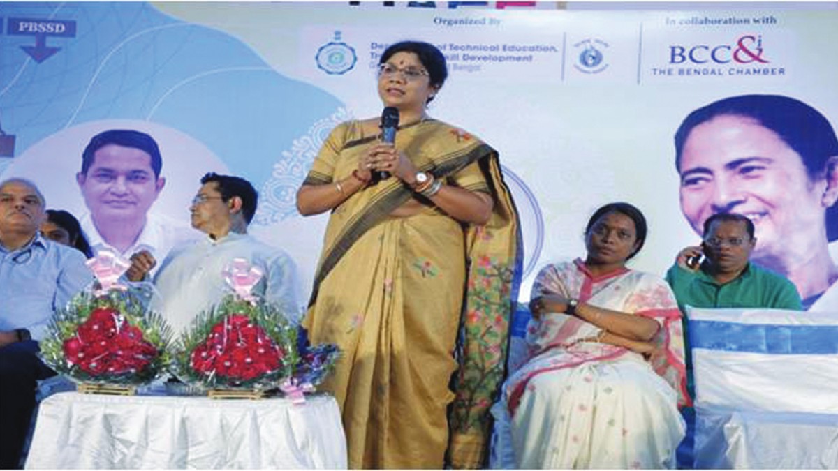 Dr. Shashi Panja, Hon’ble Minister−In−Charge, Self Help Group and Self Employment, Women and Child Development and Social Welfare, Govt. West Bengal, addressing at the inaugural session