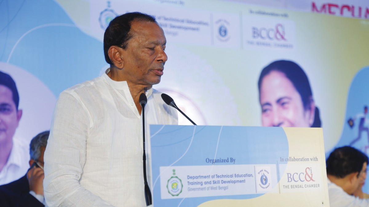 Shri Akhil Giri, Hon’ble Minister−of−State (IC), Department of Fisheries, GoWB, addressing at the inaugural session
