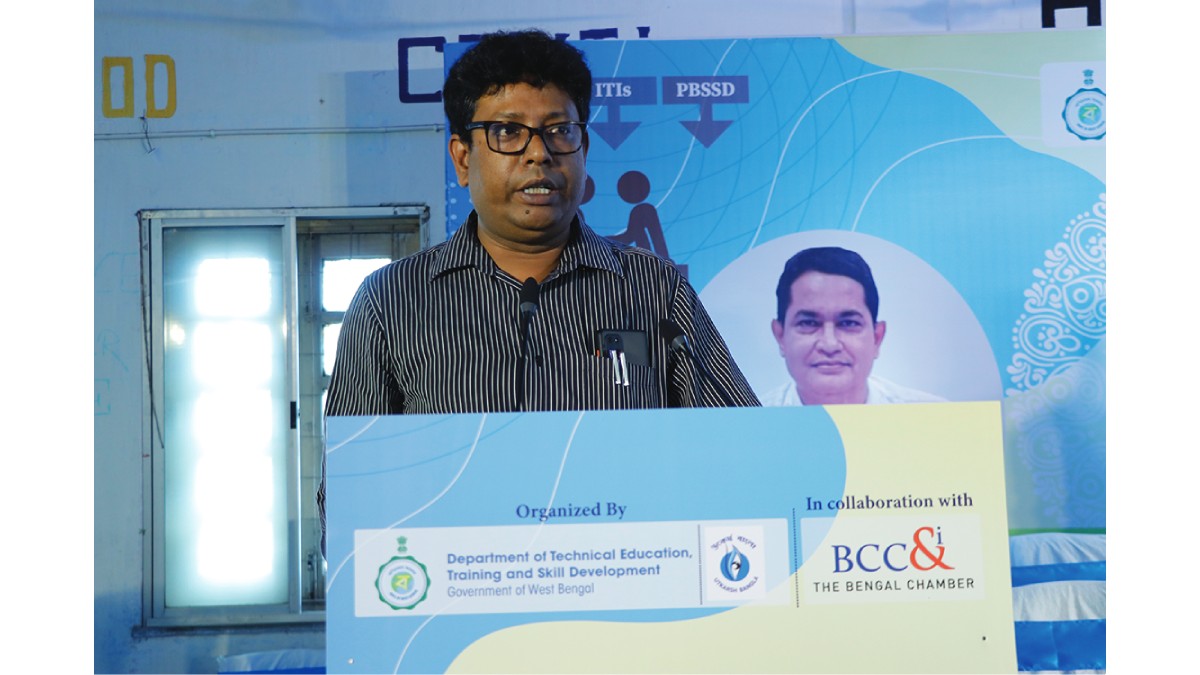 Mr. Mrinmay Kanjilal, Principal, APC Roy Polytechnic addressing at the inaugural session