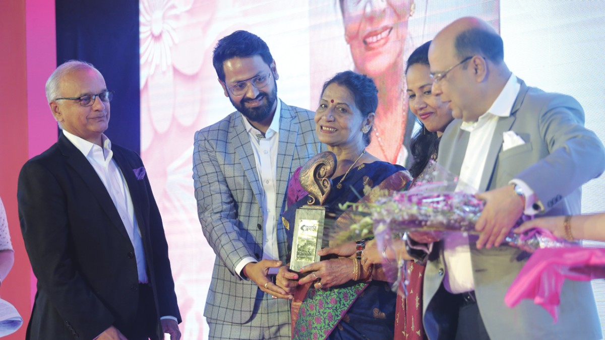 Sports Category Award − Mrs Kalpana Banerjee, mother of Ms. Dola Banerjee & Mr. Rahul Banerjee being handed over the award in the presence of Mr. Subrata Dutta, Chairperson, Sports Development Committee & Sr. Vice President, All India Football Federation
