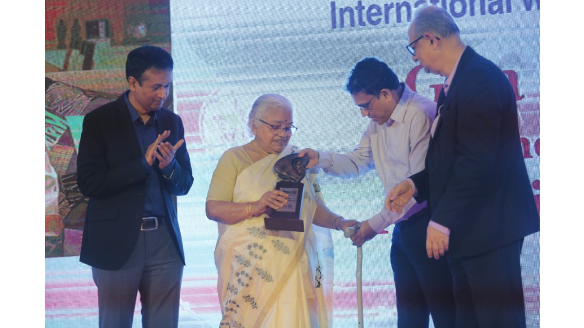 Business Category Award− Mrs. Gita Roy, mother of Mr. Abhijit Roy, being handed over the award in the presence of Mr. Subir Chakraborty, President Designate, The BCC&I and MD & CEO Exide Industries Ltd & Siddharth Sharma, CEO West Bengal and Odisha, Bharti Airtel Ltd