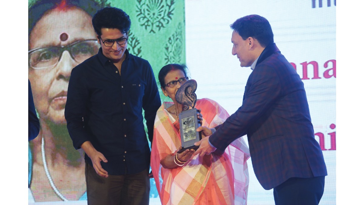 Film Category Award − Mrs. Annapurna Bhattacharya, mother of Mr. Anirban Bhattacharya being handed over the award in the presence of Mr. Tanmoy Banerjee, Director, RT Network Solutions and Co− Chairperson, Sports Development Committee & Dr. Sagnik Chowdhury, Deputy Director General & Regional Director, Ministry Of Tourism, Govt. Of India