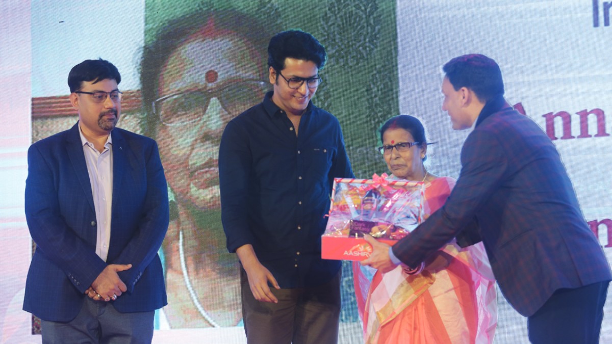 Film Category Award − Mrs. Annapurna Bhattacharya, mother of Mr. Anirban Bhattacharya being handed over the award in the presence of Mr. Tanmoy Banerjee, Director, RT Network Solutions and Co− Chairperson, Sports Development Committee & Dr. Sagnik Chowdhury, Deputy Director General & Regional Director, Ministry Of Tourism, Govt. Of India