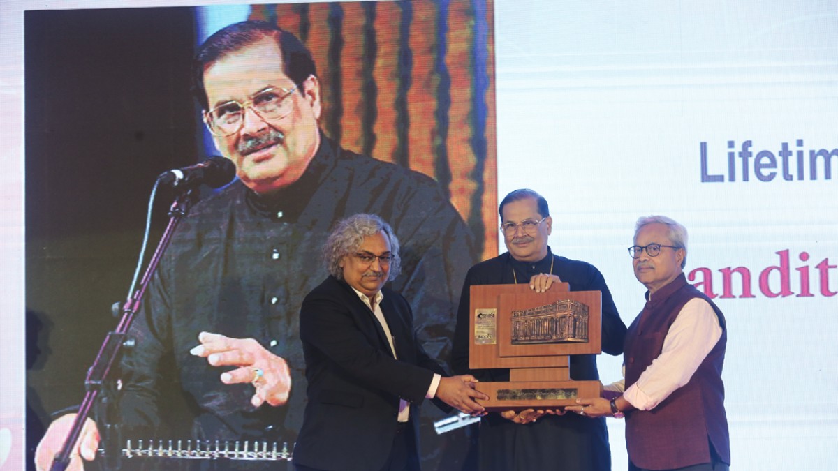 Lifetime Achievement Award being handed over to Pandit Ajoy Chakrabarty by Mr. Gautam Ray, Sr. Vice President, The Bengal Chamber and Executive Director (HR & Admin.) − CESC Limited & President (HR) − Power Group, RPSG & Mr. BB Chatterjee, Past President, BCC&I