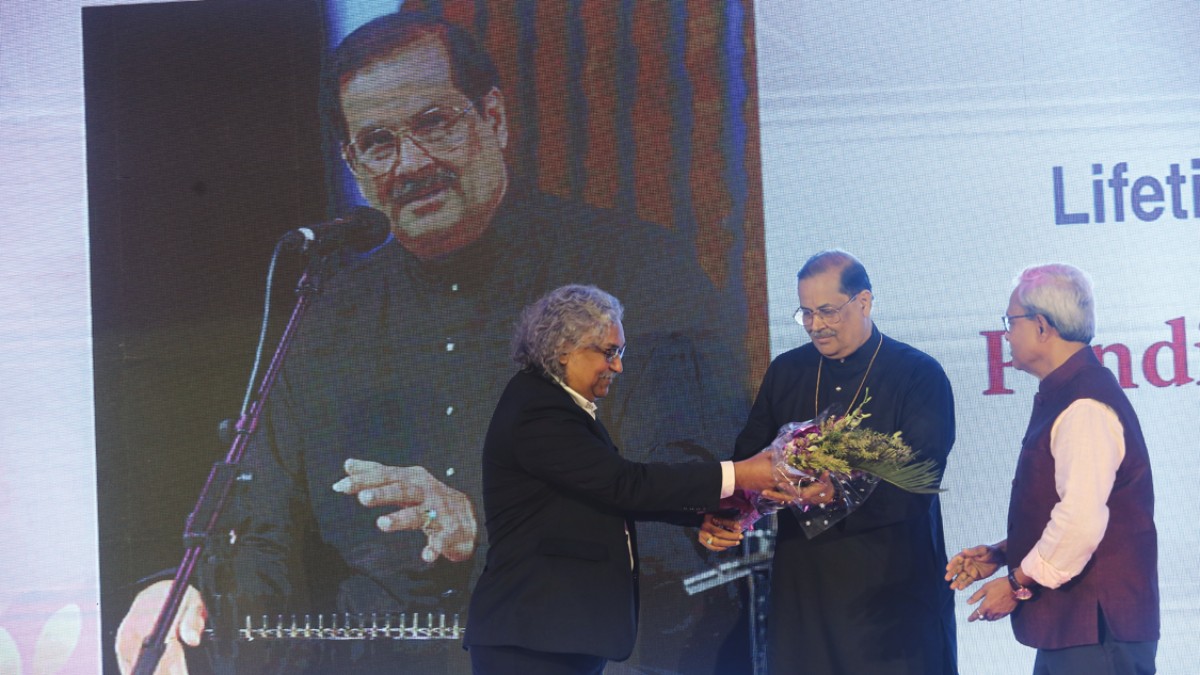 Lifetime Achievement Award being handed over to Pandit Ajoy Chakrabarty by Mr. Gautam Ray, Sr. Vice President, The Bengal Chamber and Executive Director (HR & Admin.) − CESC Limited & President (HR) − Power Group, RPSG & Mr. BB Chatterjee, Past President, BCC&I