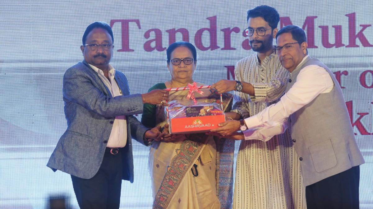 Social Service Category Award − Mrs. Tandra Mukherjee mother of Mr. Sourav Mukherjee, being handed over the award in the presence of Mr. Deb A Mukherjee, Past President, The Bengal Chamber & Managing Director, Cenergist Energy Private Limited & Mr. Pranab Chandra, Director Mukhorochak