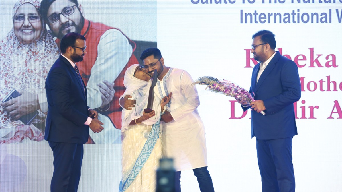 Peoples’ Choice Award − Mrs Rebeka Begum, mother of Mir Asif Ikbal, being handed over the award in the presence of Mr. Surojit Ghosh, Branch Manager, Bengal Branch, ITC Ltd. & Mr. Kumar Shobhan, General Manager Hyatt Regency, Kolkata