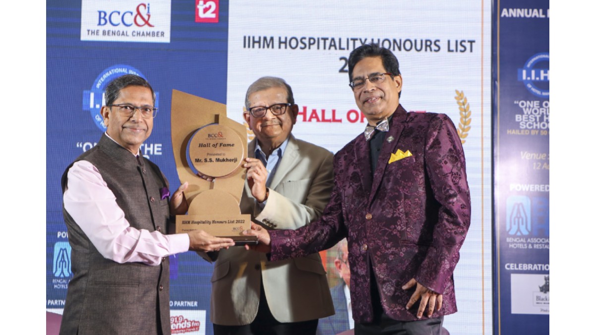 The Bengal Chamber Hall of Fame award being conferred to Mr. S.S. Mukherjee Chairman, EIH Associated Hotels Limited & Corporate Advisor, EIH Limited by Dr. Suborno Bose Chairman, Hospitality Committee, The Bengal Chamber of Commerce and Industry and Chief Mentor, International Institute of Hotel Management and Mr. Deb Mukherjee Immediate Past President, The Bengal Chamber