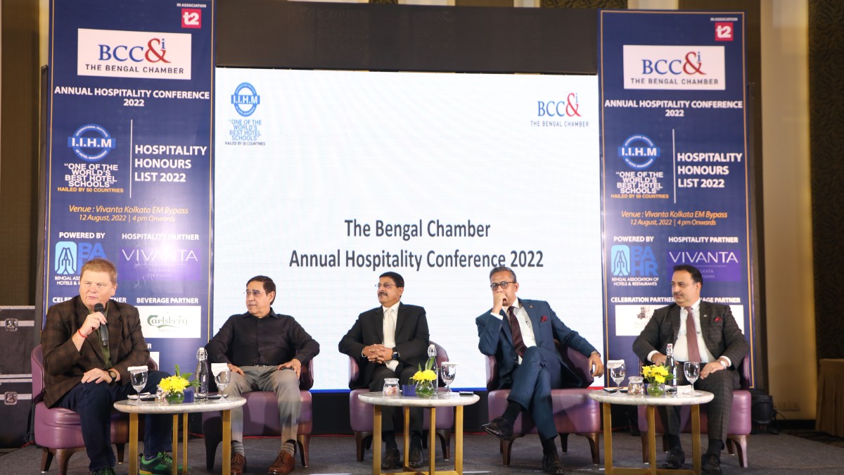 Panel Discussion 1, L−R Moderated by : Mr. Paul Walsh, Panelists: Mr. B. R. Oberoi, Founder and Managing Director, Elgin Hotels Pvt. Limited, Mr. Shekhar Mukherjee, General Manager, Taj SATS Air Catering Limited, Mr. Sourav Ghosal, General Manager, Taj City Center, New Town, Mr. Sumeet Suri, General Manager, JW Marriott Kolkata
