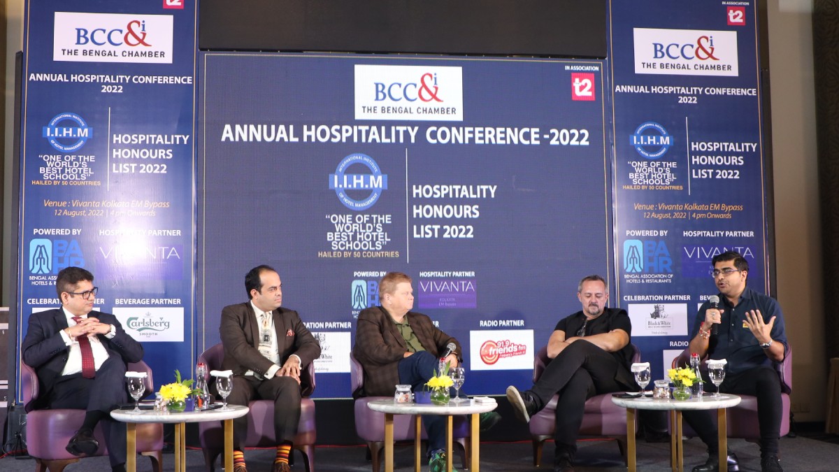 Panel Discussion 2, L−R : Mr. Vishal Sharma, General Manager, Vivanta Kolkata EM Bypass, Mr. Abhishek Sachdeva, Hotel Manager, Fairfield by Marriott, Mr. Shaun Kenworthy, Chef & Restaurateur, Kolkata, Mr. Sagar Daryani, Co−Founder & CEO, Wow Momo, Moderated By : Mr. Paul Walsh, Managing Trustee, Founder, Jungle Crows