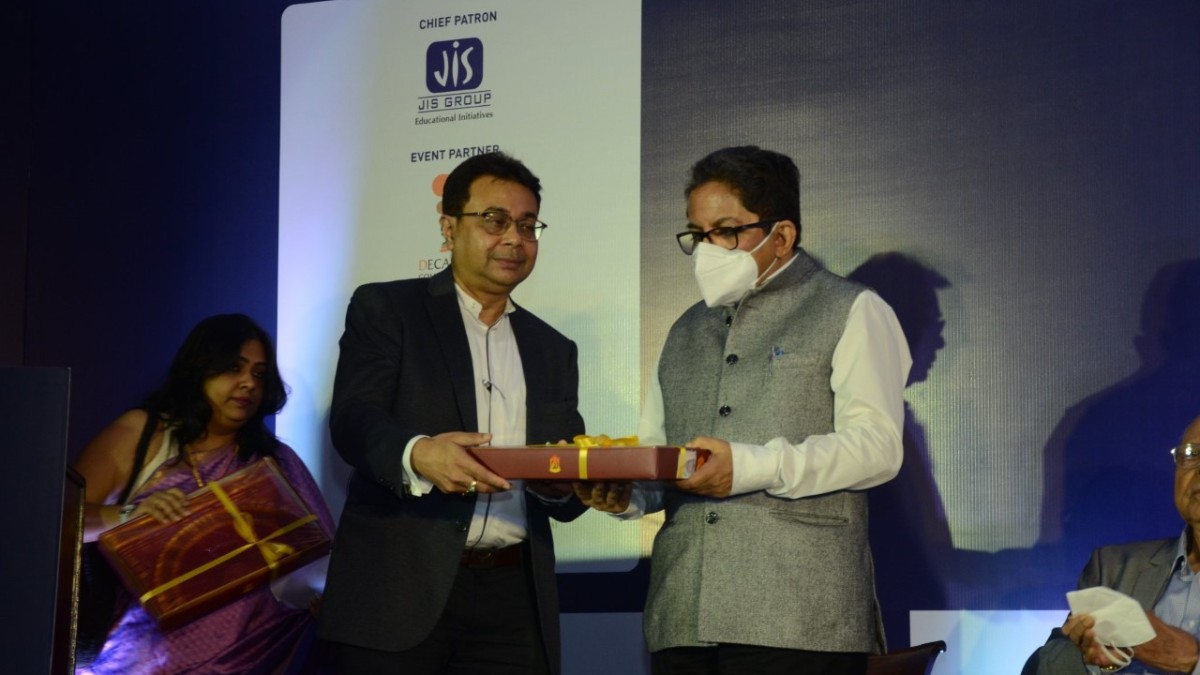 Mr. Avijit Das, Managing Director, Hermes Voyages Pvt. Ltd. handing over Memento to Shri Alapan Bandyopadhyay, Chief Advisor to Hon’ble Chief Minister, Government of West Bengal and Former Chief Secretary, Government of West Bengal