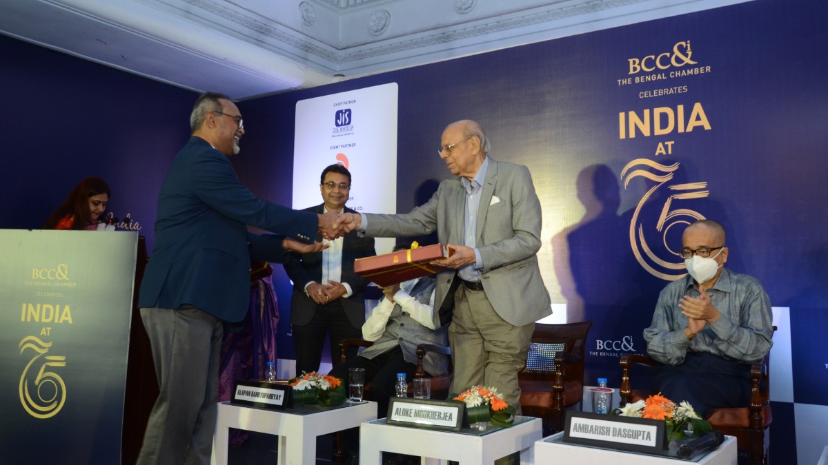 Mr. Abraham George Stephanos, President, The Bengal Chamber of Commerce and Industry handing over memento to Shri Aloke Mookherjea, Former President, The Bengal Chamber of Commerce and Industry