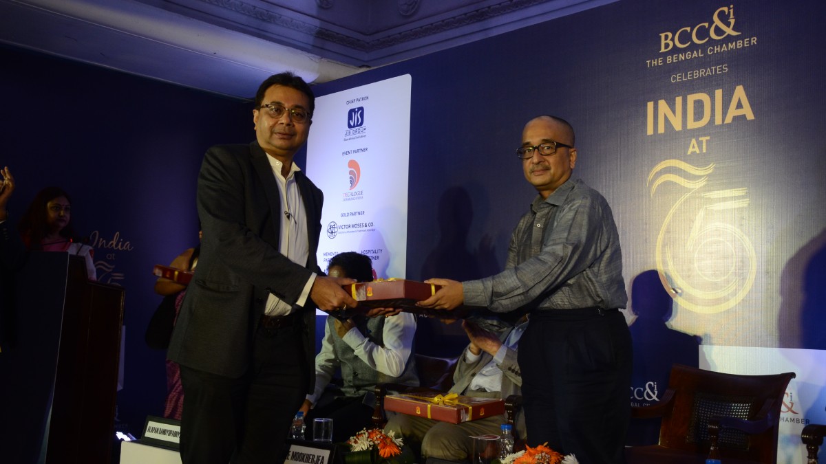 Mr. Avijit Das, Managing Director, Hermes Voyages Pvt. Ltd. handing over Memento to Shri Ambarish Dasgupta, Former President, The Bengal Chamber of Commerce and Industry & Senior Partner, Intueri Consulting LLP
