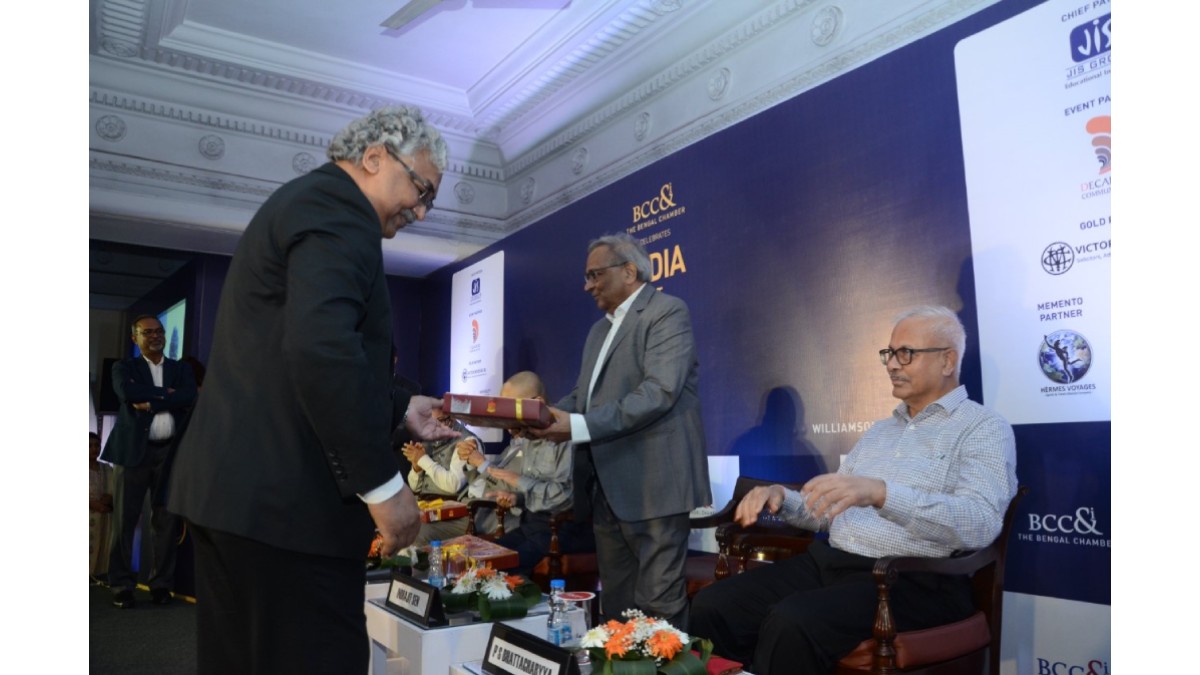 Mr. Gautam Ray, Senior Vice President, The Bengal Chamber of Commerce and Industry handing over Memento to Shri Indrajit Sen, Former President, The Bengal Chamber of Commerce and Industry and Managing Director, International Combustion (India) Limited