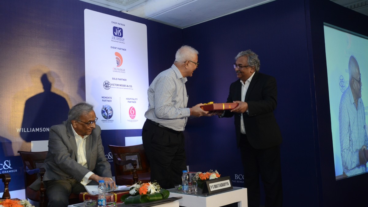 Mr. Gautam Ray, Senior Vice President, The Bengal Chamber of Commerce and Industry handing over Memento to Shri P S Bhattacharyya, Former Chairman, Coal India Limited and Vice Chairman, Peerless Group