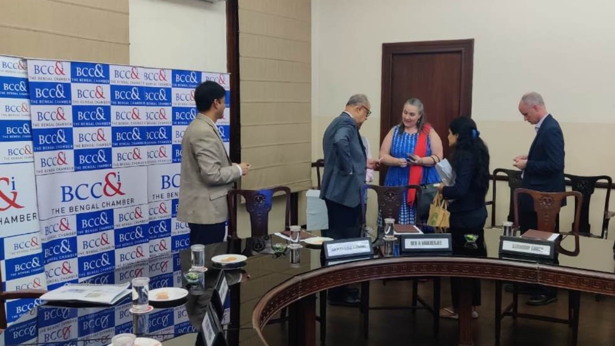 Ms. Melinda Pavek, US Consul General, Kolkata interacting with Mr. Subir Chakraborty, President Designate, The Bengal Chamber of Commerce and Industry and Managing Director & Chief Executive Officer, Exide Industries Limited