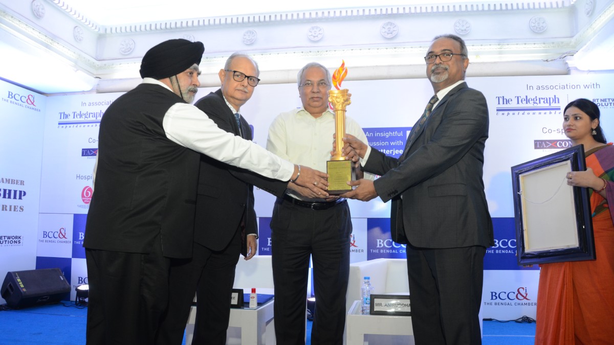 Conferring of The Bengal Chamber Sardar Jodh Singh Award for Igniting Minds to Dr. Purnendu Chatterjee by Mr. Abraham Stephanos, President, The Bengal Chamber, Mr. Subir Chakraborty President Designate, The Bengal Chamber and Mr. Taranjit Singh, Managing Director, JIS Group