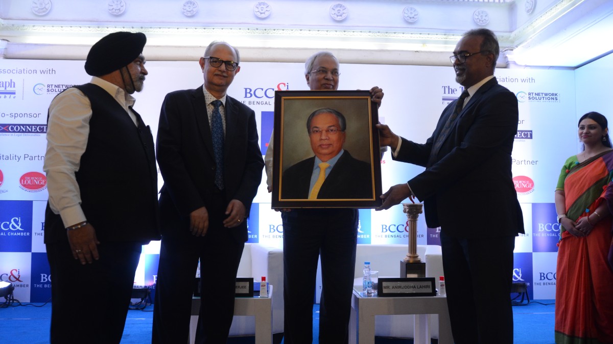 Handing over of the memento to Dr. Purnendu Chatterjee by Mr. Abraham Stephanos, President, The Bengal Chamber, Mr. Subir Chakraborty President Designate, The Bengal Chamber and Mr. Taranjit Singh, Managing Director, JIS Group