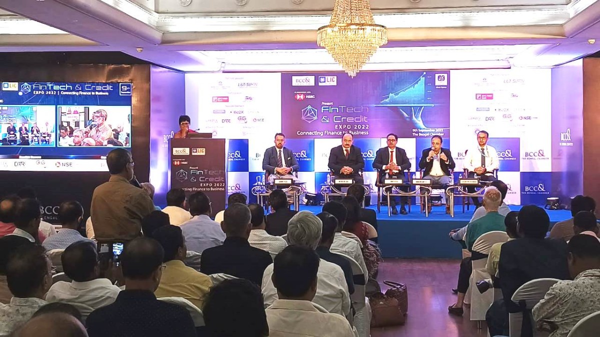 Experts addressing the questions by the audiences