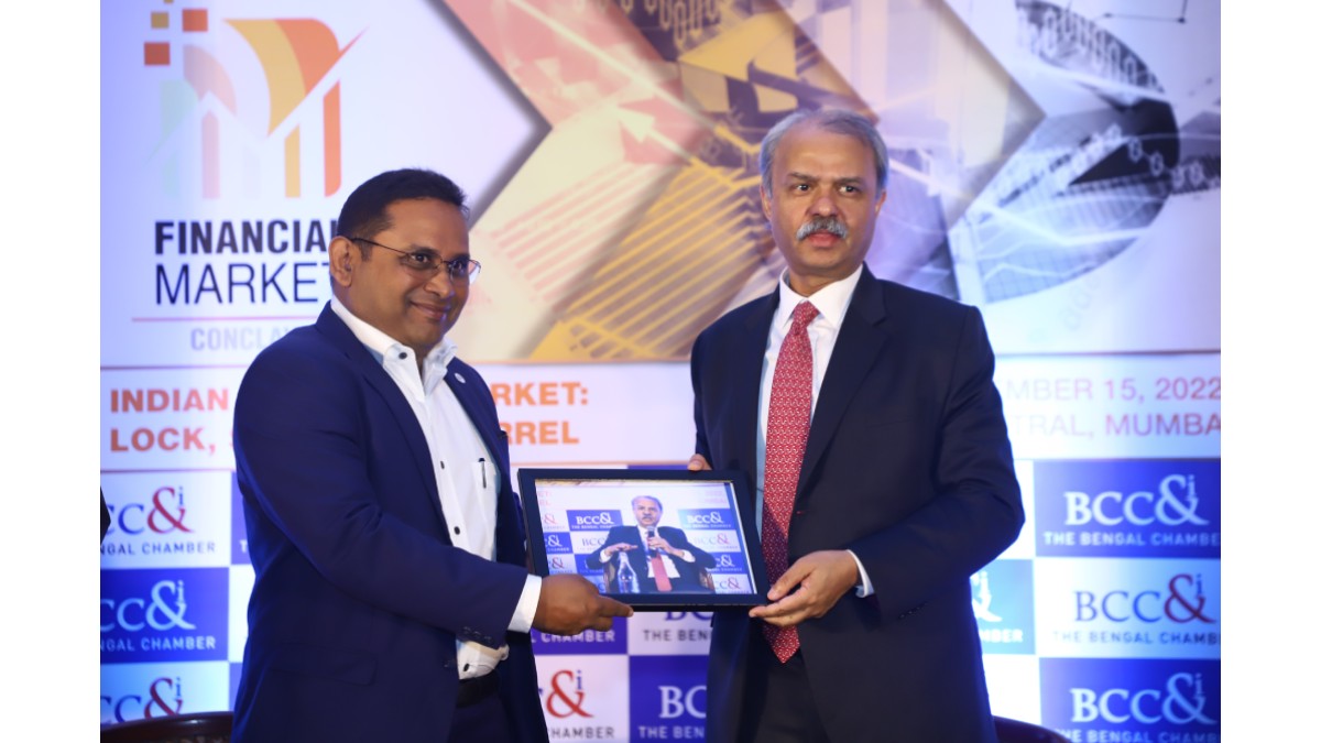 Presentation of Mementos to speakers at the session on “New Landscape in Banking and Finance: Post Covid”