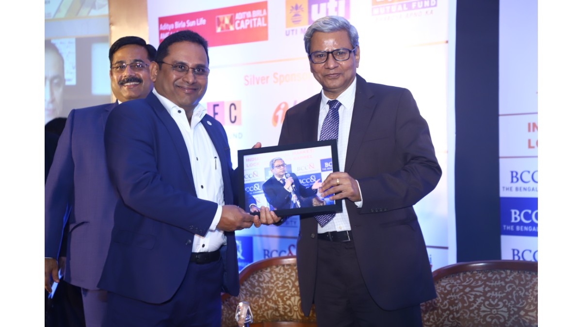 Presentation of Mementos to speakers at the session on “New Landscape in Banking and Finance: Post Covid”