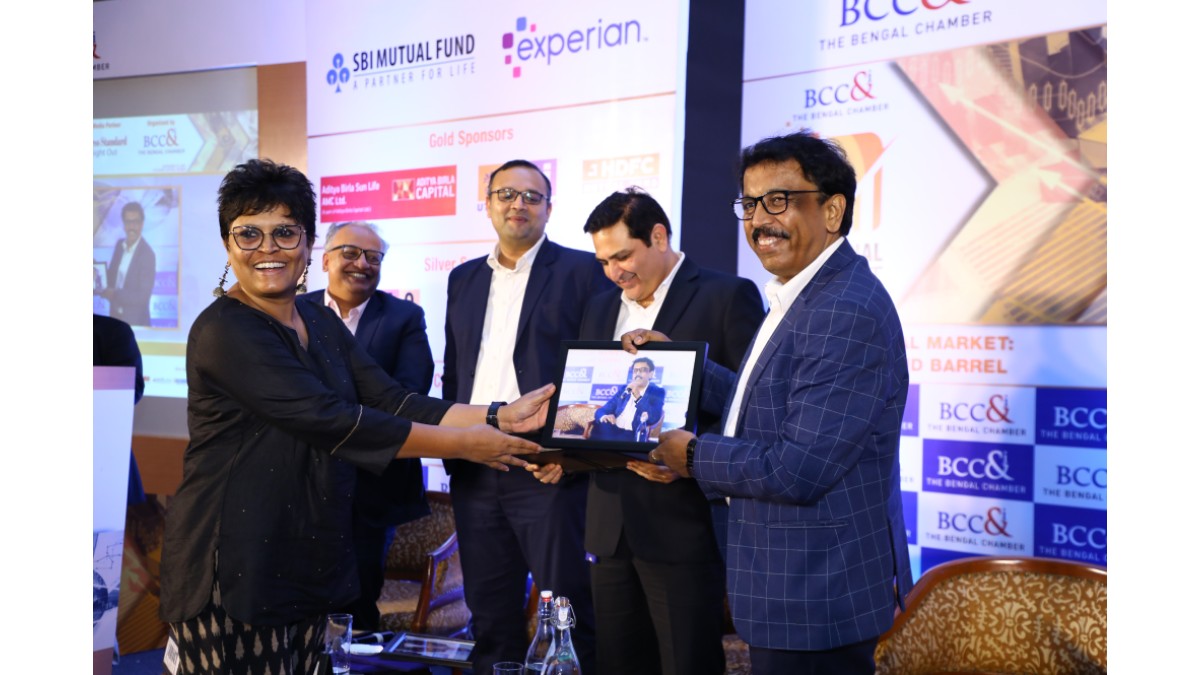 Presentation of memento afterthe Session on “Reforms as a Catalyst in pushing the insurance industry to the new level”