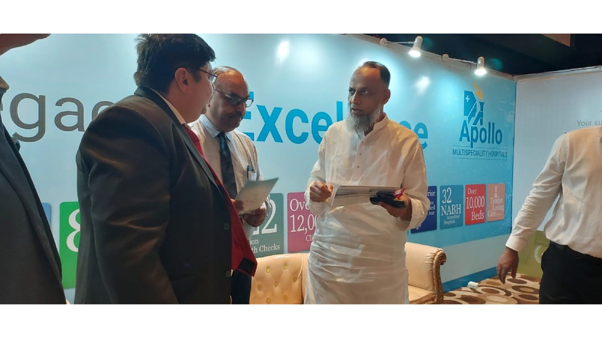 (R) M A Latif, Hon’ble Member of Parliament in the stall of Apollo Multispecialty Hospitals, Kolkata with Mr. Rana Dasgupta, CEO-Eastern Region, Apollo Hospitals Group (M) and Mr. Satish Munoli, Chief Operating Officer ICATT Air Ambulance service (L)