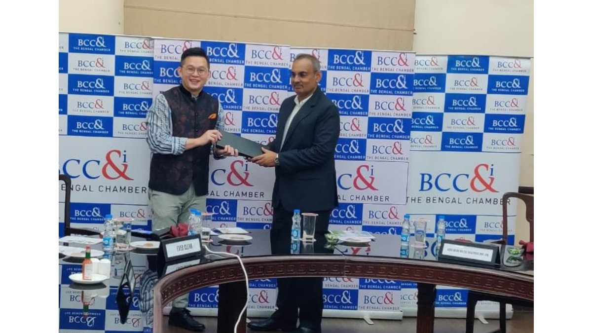 Mr. Sourav Daspatnaik, Managing Director, Swach Environment Limited presenting memento to Mr. Steven Liu, Director, Taipei World Trade Centre Kolkata (TAITRA)