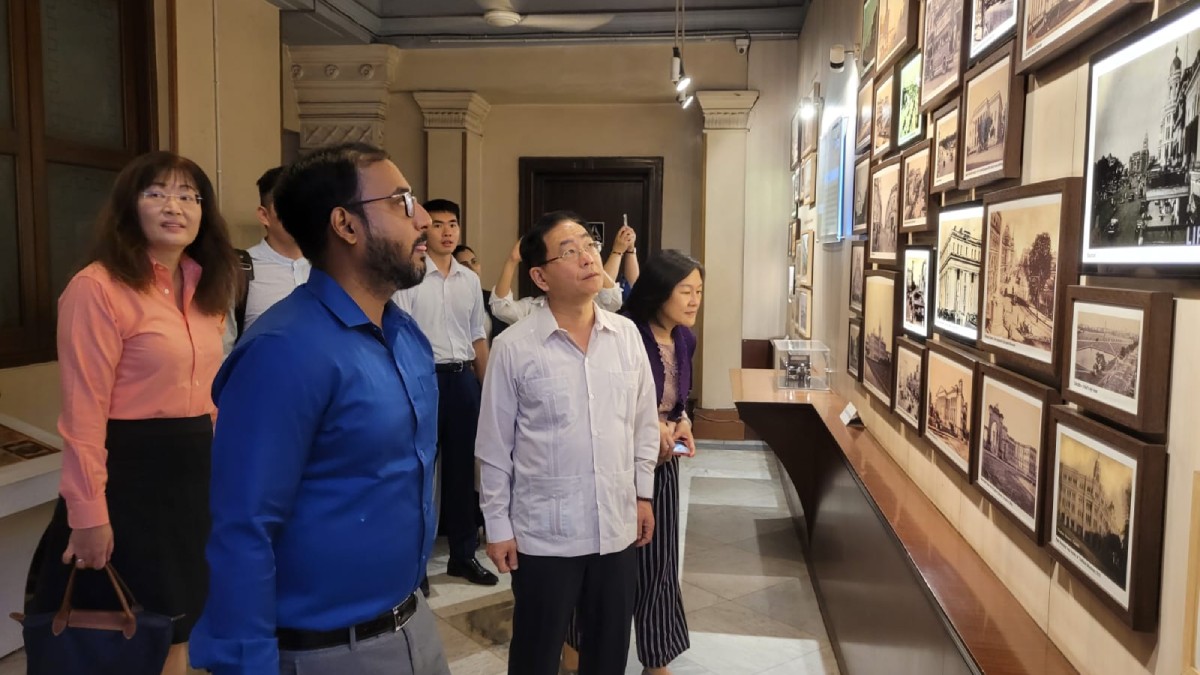 H.E. Baushuan Ger visiting the Calcutta Gallery