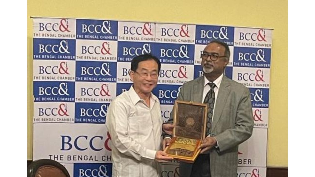 Mr Abraham George Stephanos , President, The Bengal Chamber, felicitating H.E. Baushuan Ger, Representative, Taipei Economic and Cultural Center in India