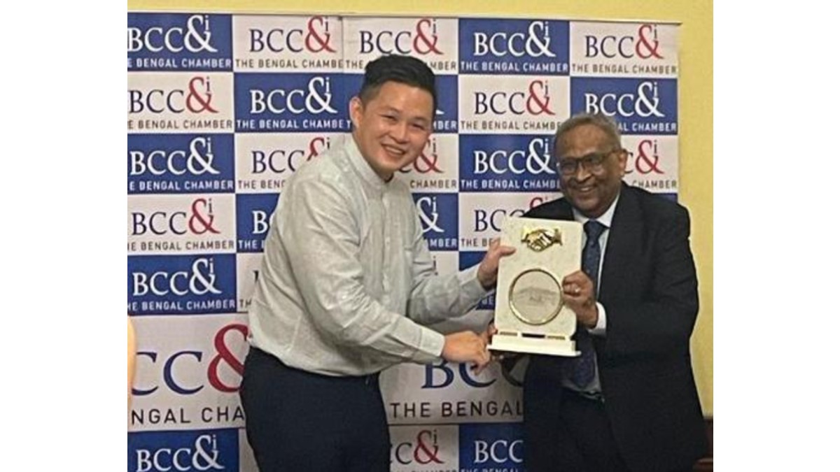 Mr.Indrajit Sen, Past President of The Bengal Chamber, welcoming Mr Steven Liu, Director, Taipei World Trade Center, Liaison Office in Kolkata