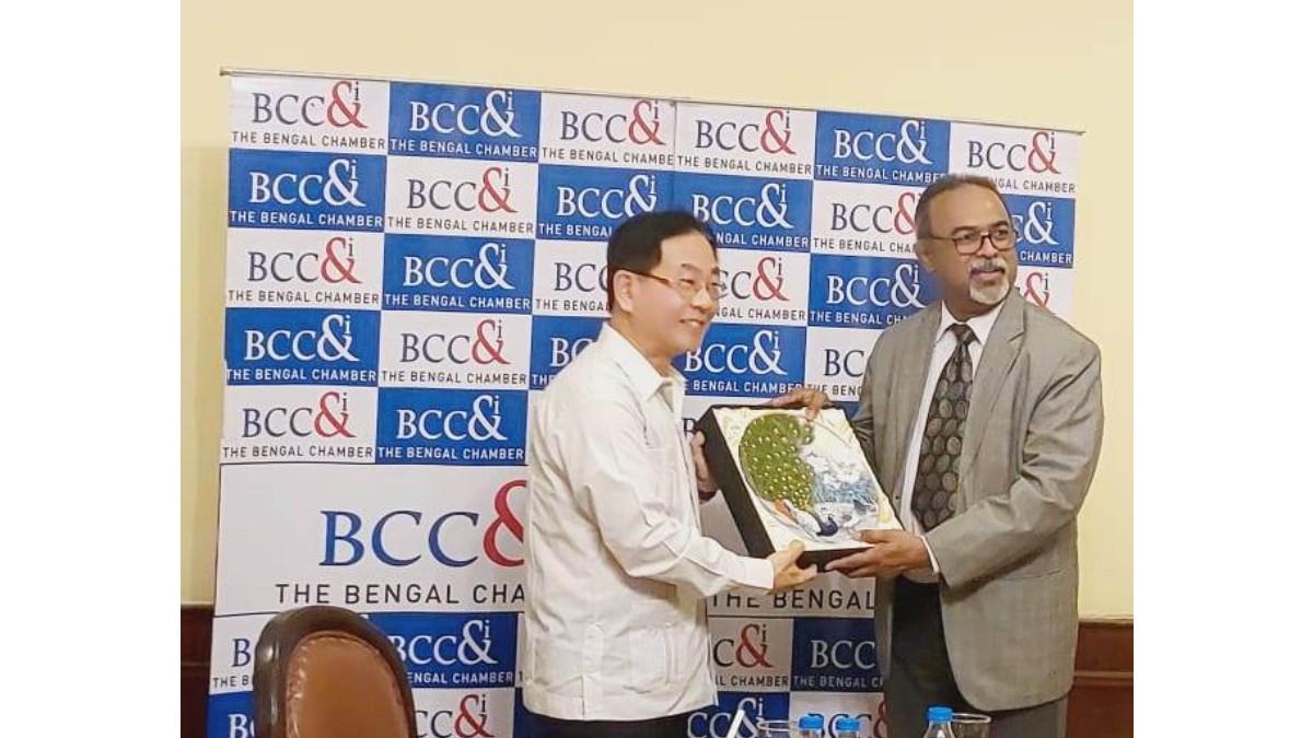 H.E. Baushuan Ger, Representative, Taipei Economic and Cultural Center in India sharing a token of appreciation with Mr Abraham George Stephanos, President of The Bengal Chamber