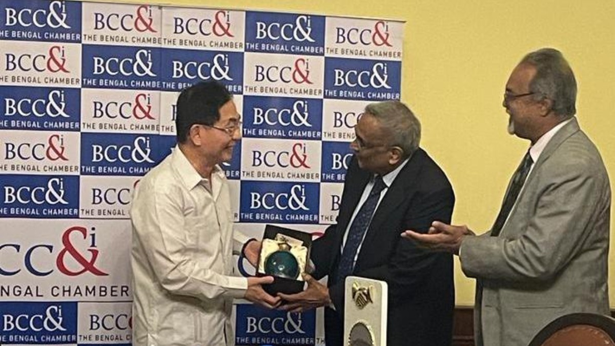 H.E. Baushuan Ger, Representative, Taipei Economic and Cultural Center in Indiasharing a token of appreciation with Mr.Indrajit Sen, Past President of The Bengal Chamber