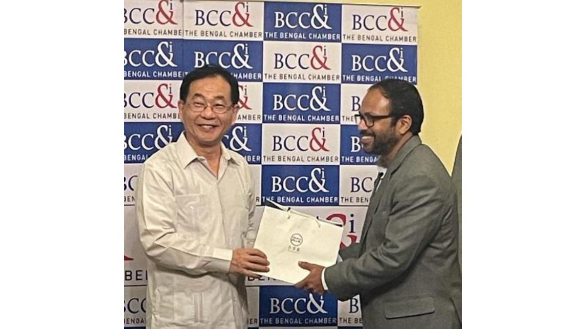 H.E. Baushuan Ger, Representative, Taipei Economic and Cultural Center in Indiasharing a token of appreciation with Mr.Subhodip Ghosh, Director General, The Bengal Chamber