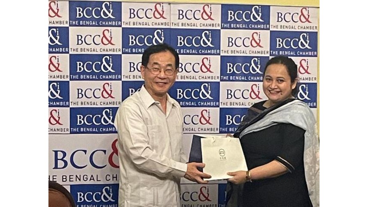 H.E. Baushuan Ger, Representative, Taipei Economic and Cultural Center in Indiasharing a token of appreciation with Ms.Angana Guha Roy Chowdhury, Assistant Director General, The Bengal Chamber