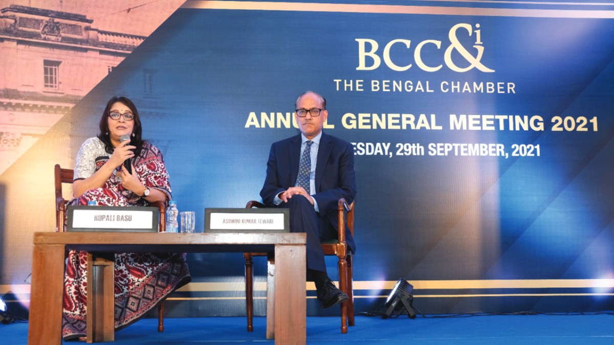 Dr. Rupali Basu, Managing Director & CEO, Woodlands Multispeciality Hospital Limited, & Chairperson, Lifestyle Committee, The Bengal Chamber of Commerce and Industry (L) with Guest of Honour Mr. Ashwini Kumar Tewari, Managing Director − International Banking, Technologies & Subsidiaries, State Bank of India (R)