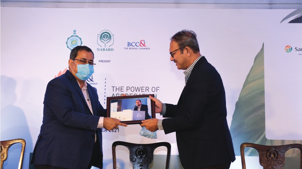 Mr. Jayanta Chakraborty, Chairperson, Agriculture & Rural Development Committee, The Bengal Chamber & Senior General Manager, Indofil Industries Limited presents a memento to Mr. Samrat Mukherjee, DGM, NABARD