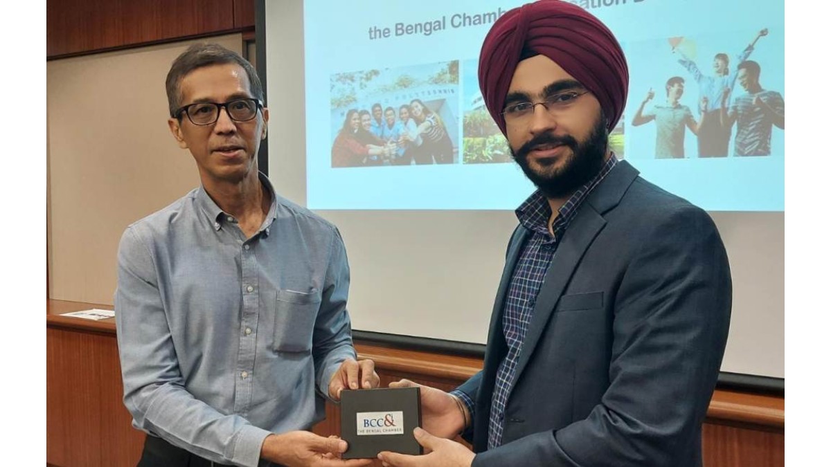 Handing over of the memento to Mr. Chua Gim Peng, Senior Manager, Nanyang Polytechnic International, by Mr. Simarpreet Singh, Director, JIS Group and Co−Chairperson, Education Committee, The Bengal Chamber