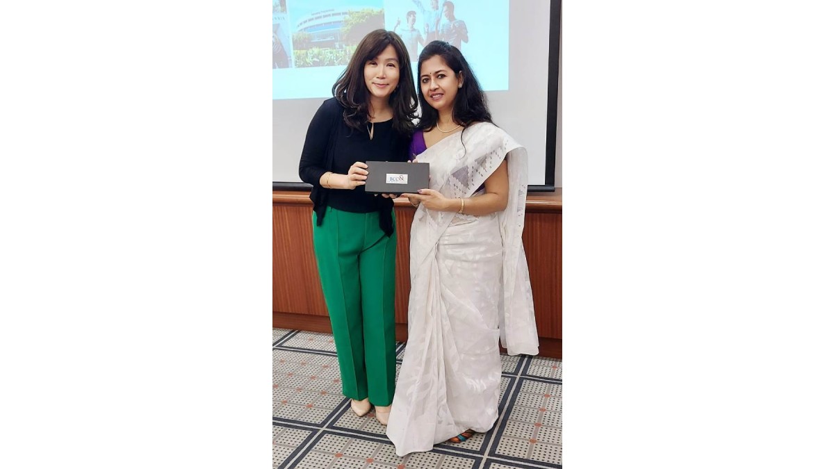 Handing over of the memento to Ms. Esther Bay, Director, Nanyang Polytechnic International by Ms. Swarnali Dhar, Assistant Director, The Bengal Chamber