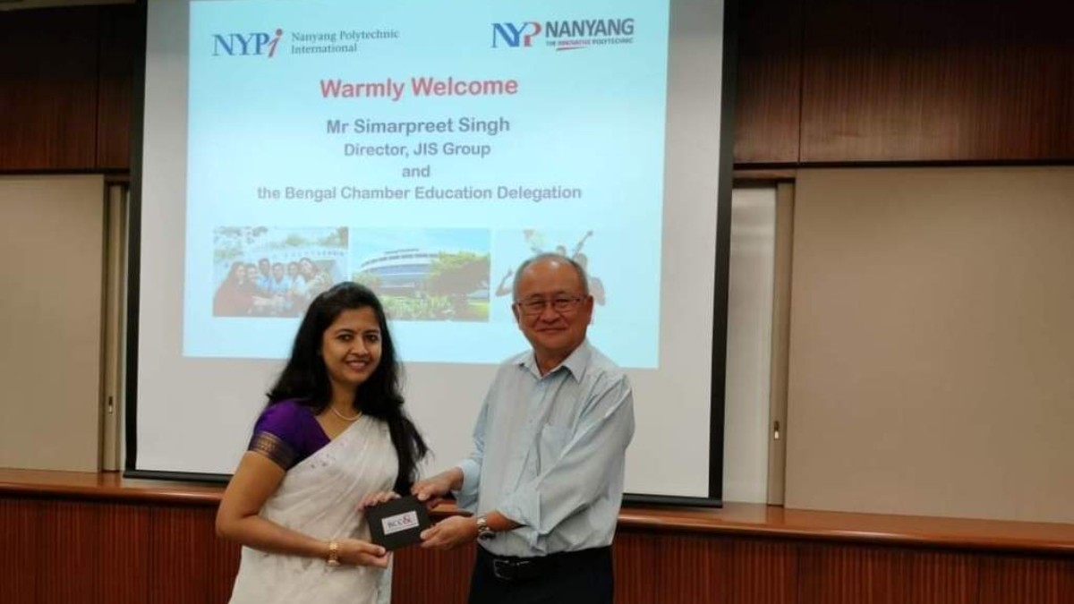 Handing over of the memento to Mr. Lim Chin Tong, Chairman, Board of Directors, Nanyang Polytechnic International by Ms. Swarnali Dhar, Assistant Director, The Bengal Chamber