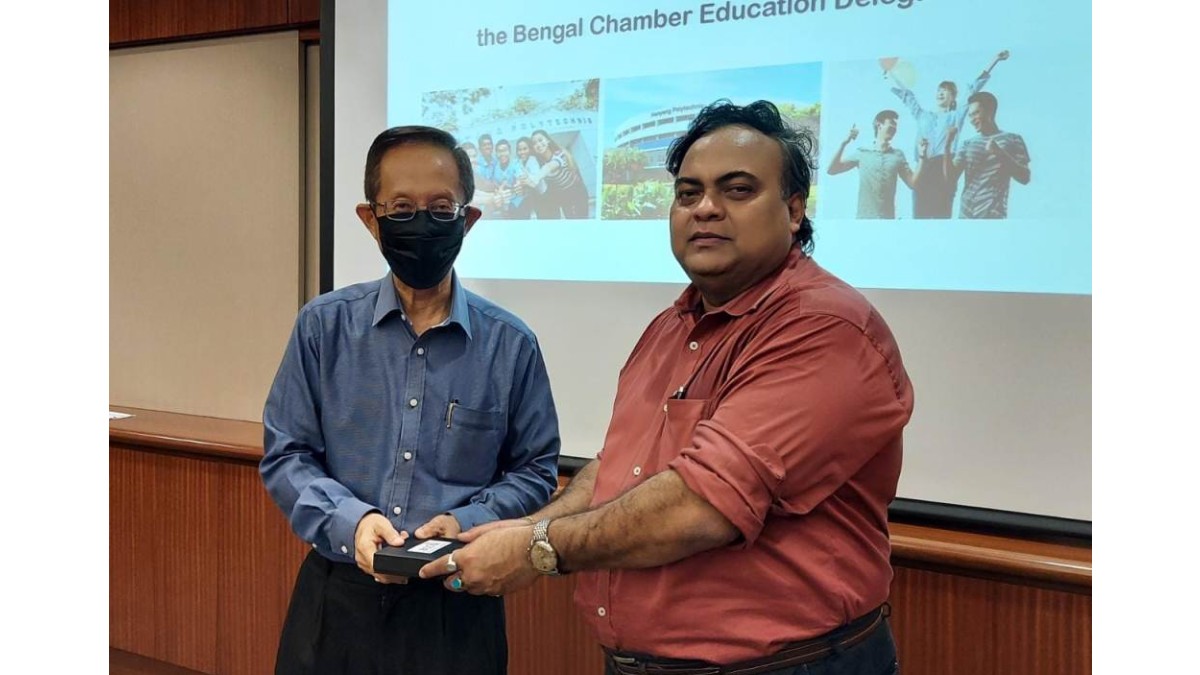 Handing over of the memento to Dr. Henry Hong, Chief Executive Officer, Nanyang Polytechnic International by Mr. Chiranjib Bhattacharya, Co− Chairperson IT Committee and Member, Education Committee, The Bengal Chamber and CEO & Director Wizertech Informatics Pvt Ltd