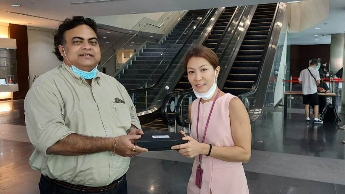 Handing over of the memento to Ms. Lydia Ang, Client Director, Singapore Management University Executive Development by Mr. Chiranjib Bhattacharya, Co− Chairperson IT Committee and Member, Education Committee, The Bengal Chamber and CEO & Director Wizertech Informatics Pvt Ltd