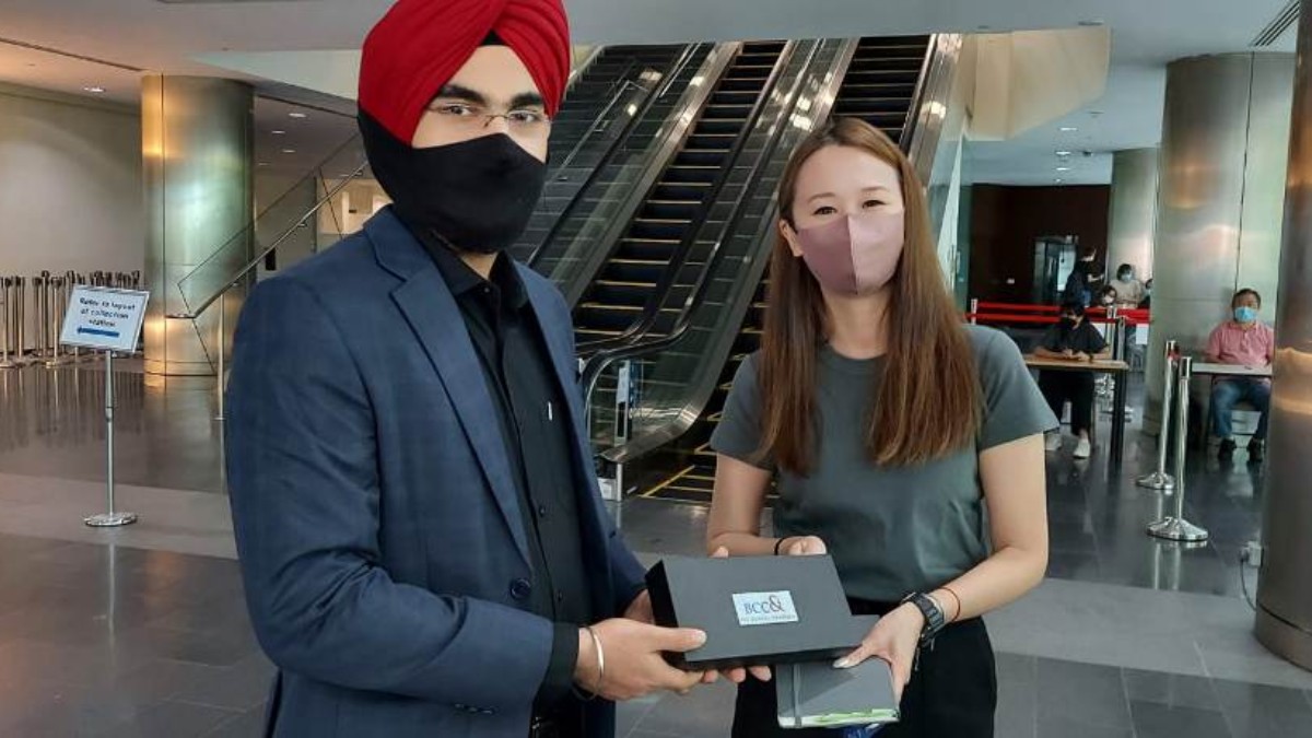 Handing over of the memento to Ms. Charmaine Wong, Commercial Team Assistant, SMU Executive Development, by Mr. Simarpreet Singh, Diector, JIS Group and Co−Chairperson, Education Committee, The Bengal Chamber