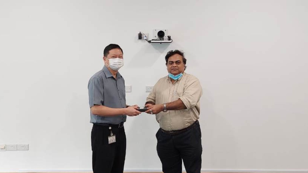 Handing over of the memento by Mr. Chiranjib Bhattacharya, Co− Chairperson IT Committee and Member, Education Committee, The Bengal Chamber and CEO & Director Wizertech Informatics Pvt Ltd