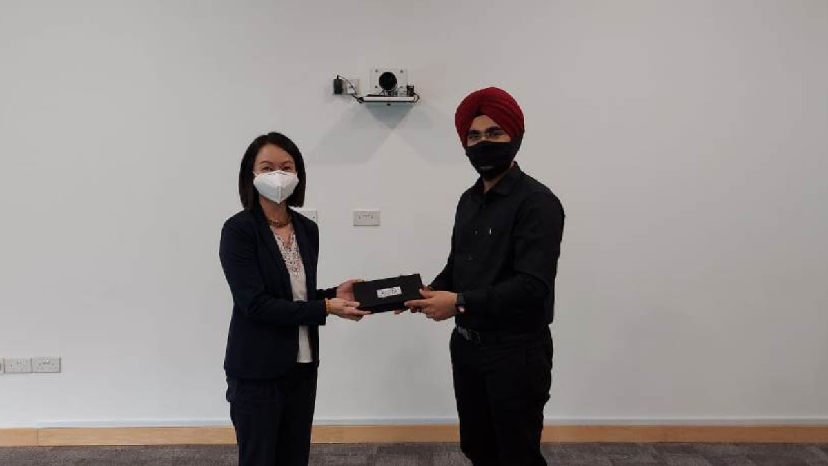 Handing over of the memento to Ms. Yvonne Tan,Director, Recruitment, Marketing and Communications, ESSEC Business School, by Mr. Simarpreet Singh, Director, JIS Group and Co− Chairperson, Education Committee, The Bengal Chamber