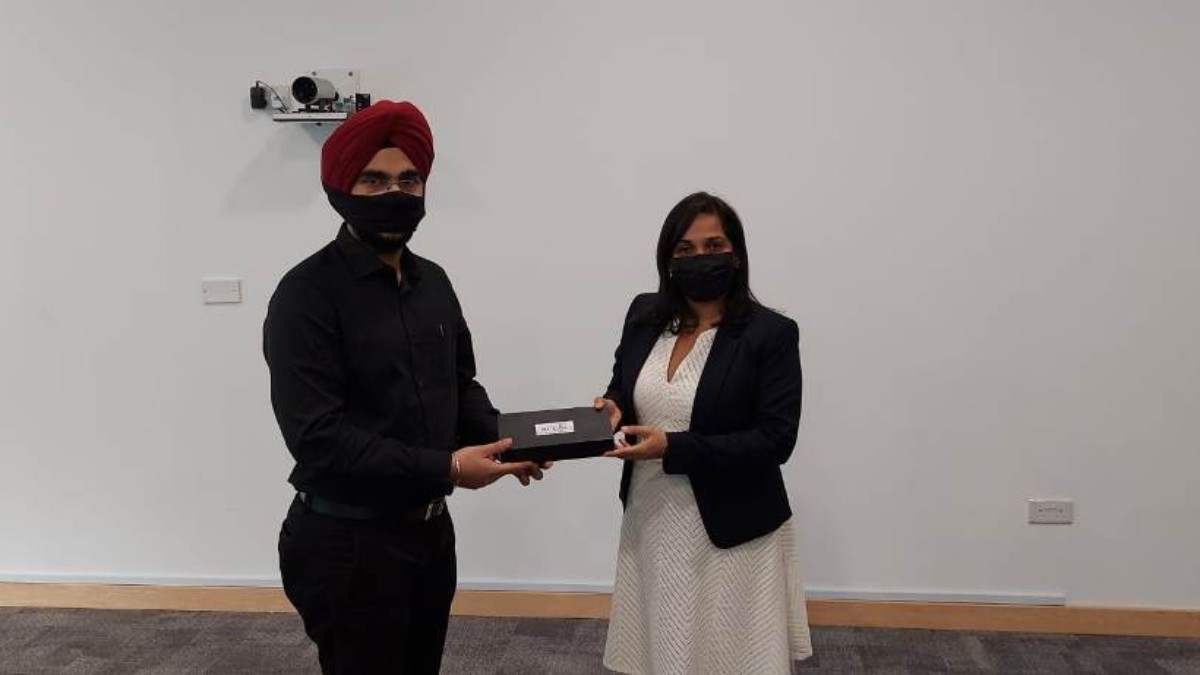 Handing over of the memento to Ms. Reetika Gupta, Deputy Dean, ESSEC Business School, by Mr. Simarpreet Singh, Director, JIS Group and Co−Chairperson, Education Committee, The Bengal Chamber