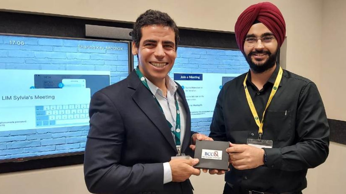 Handing over of the memento to Mr. Duarte Lima, Project Director, Dean’s Office, INSEAD, by Mr. Simarpreet Singh, Director, JIS Group and Co−Chairperson, Education Committee, The Bengal Chamber