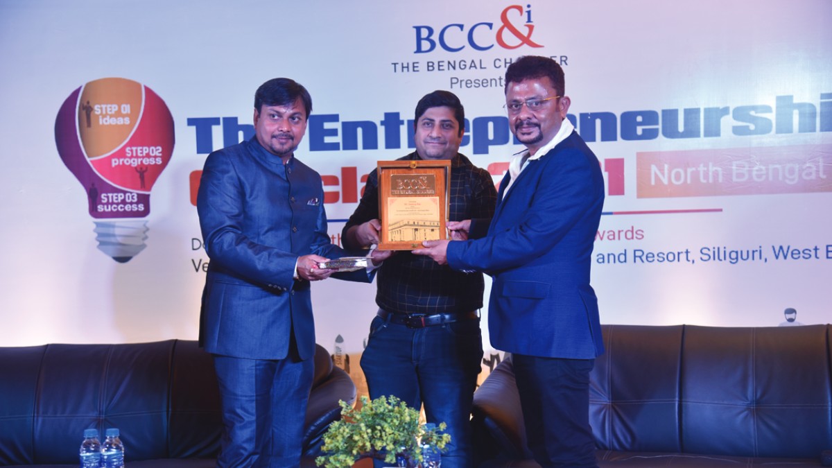 Mr. Swarup Kar, Partner, M/S Kar Construction & Co. receiving recognition from Mr. Anirban Biswas, Chairperson, North Bengal Development − Taskforce, The Entrepreneurs’ Committee, The Bengal Chamber of Commerce and Industry and Mr. Binod Homagai, Co−Chairperson, The Entrepreneurs’ Committee, The Bengal Chamber of Commerce and Industry
