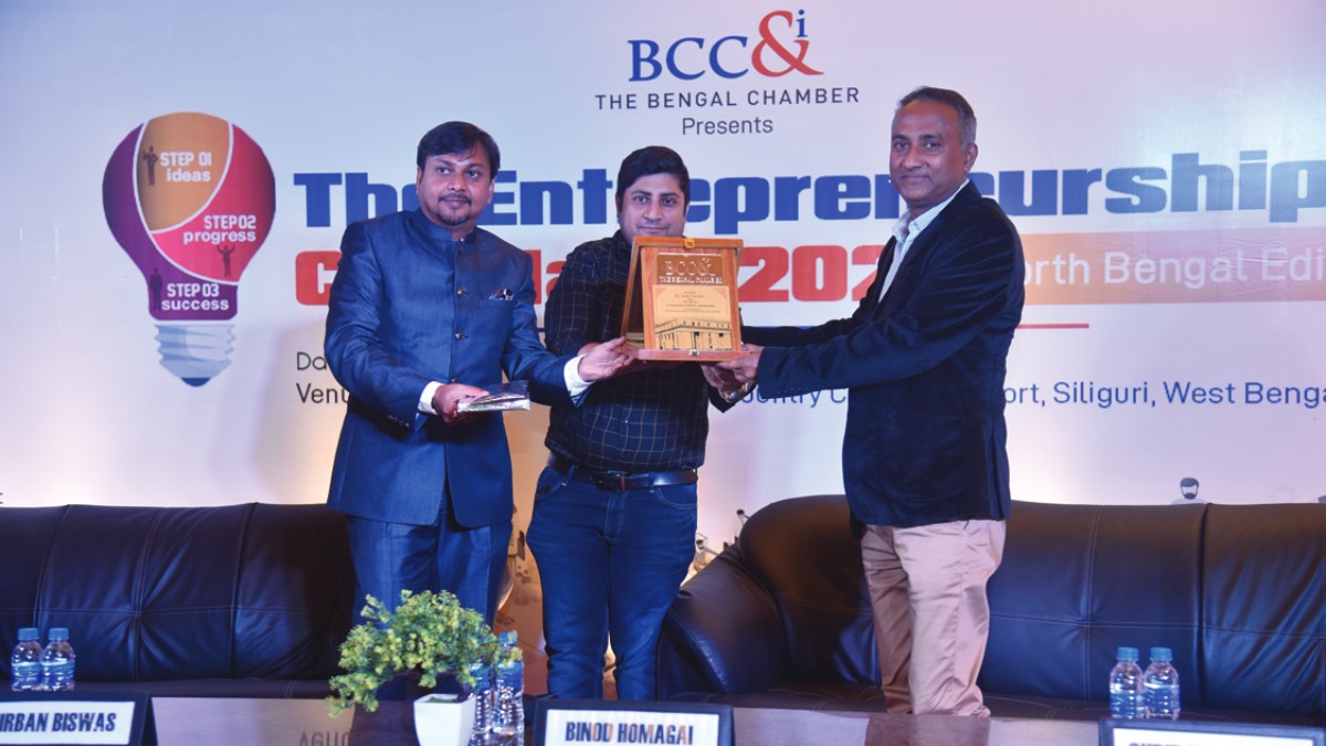 Mr. Sudip Tarafdar, Founder, Xelent Advertising receiving recognition from Mr. Anirban Biswas, Chairperson, North Bengal Development− Taskforce, The Entrepreneurs’ Committee, The Bengal Chamber of Commerce and Industry and Mr. Binod Homagai, Co−Chairperson, The Entrepreneurs’ Committee, The Bengal Chamber of Commerce and Industry